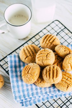 Siyah tel askıda fıstık ezmeli kurabiyeler. Ev yapımı pişirme. Yüksek kalite fotoğraf