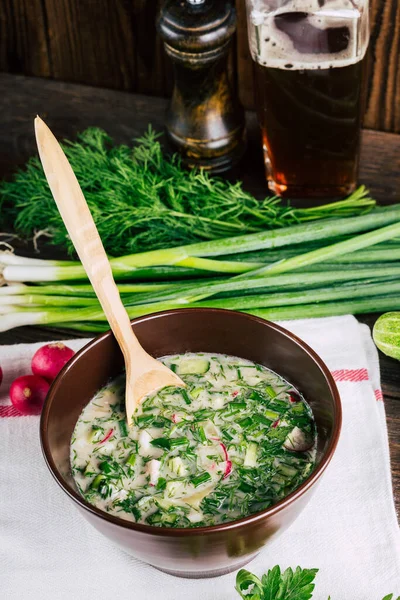 Sopa fría rusa con kvass y pepinos. Okroshka. —  Fotos de Stock