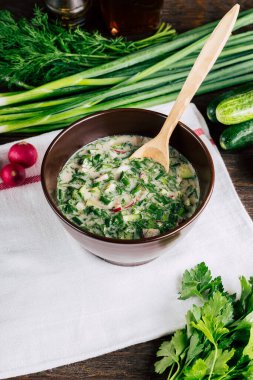 Kvass ve salatalıklı soğuk Rus çorbası. Okroshka