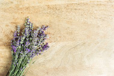 Tahta arka planda taze lavanta buketi, kopyalama alanı