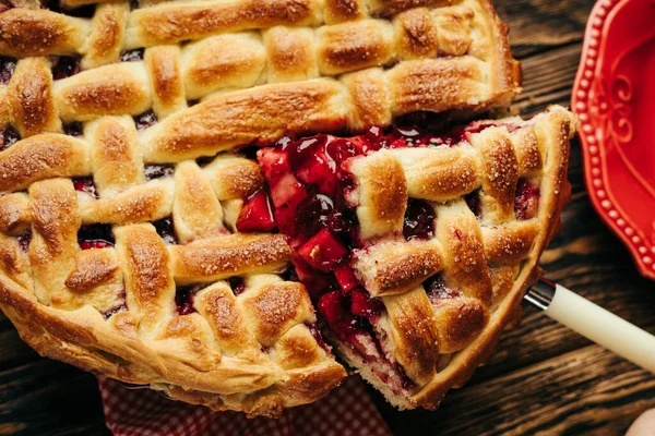 Hausgemachtes Gebäck mit Beeren und Apfel — Stockfoto