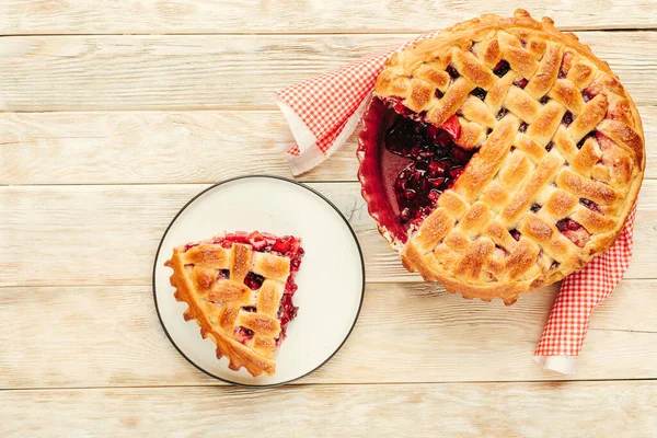 Hausgemachtes Gebäck mit Beeren und Apfel — Stockfoto