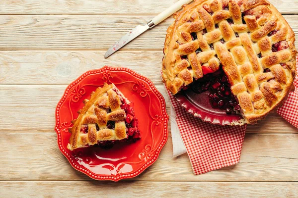 Hausgemachtes Gebäck mit Beeren und Apfel — Stockfoto