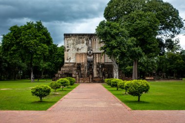 Wat Si Chum tapınağı Sukhothai Tarihi Parkı, Tayland 'da, yemyeşil alanlarla çevrili..