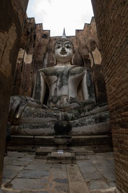 Muazzam Buda, Phra Atchana Wat Sri Chum Tapınağı 'ndaki Mara duruşu Sukhothai Tarihi Parkı' nda, antik sıva tuğla heykel, Tayland ve kültürel miras anıtı         