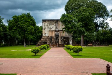 Wat Si Chum tapınağı Sukhothai Tarihi Parkı, Tayland 'da, yemyeşil alanlarla çevrili..