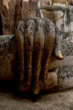 Muazzam Buda, Phra Atchana Wat Sri Chum Tapınağı 'ndaki Mara duruşu Sukhothai Tarihi Parkı' nda, antik sıva tuğla heykel, Tayland ve kültürel miras anıtı         