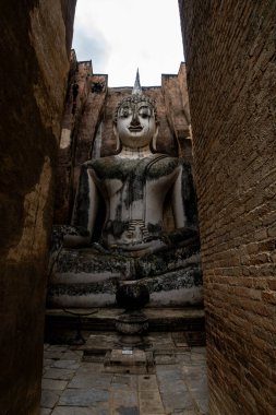 Muazzam Buda, Phra Atchana Wat Sri Chum Tapınağı 'ndaki Mara duruşu Sukhothai Tarihi Parkı' nda, antik sıva tuğla heykel, Tayland ve kültürel miras anıtı         