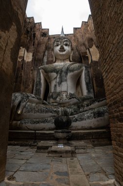 Muazzam Buda, Phra Atchana Wat Sri Chum Tapınağı 'ndaki Mara duruşu Sukhothai Tarihi Parkı' nda, antik sıva tuğla heykel, Tayland ve kültürel miras anıtı         