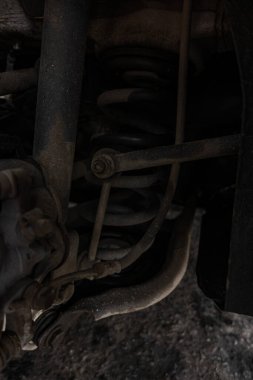 Otomobil tamir atölyesinde, bakım, makine mühendisliği veya otomotiv servis konsepti için ayrıntılı rotor, merkez ve süspansiyon sistemini gösteren araba fren diski ve kalibreli yakın çekim.  