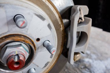 Pervane ve kalibre bir arabanın koyu tekerleğinin altında..