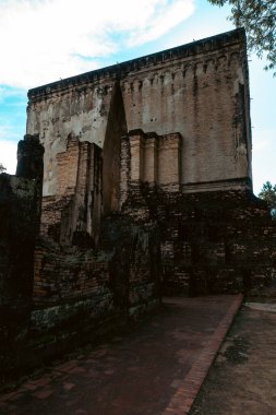 Muazzam Buda, Phra Atchana Wat Sri Chum Tapınağı 'ndaki Mara duruşu Sukhothai Tarihi Parkı' nda, antik sıva tuğla heykel, Tayland ve kültürel miras anıtı         