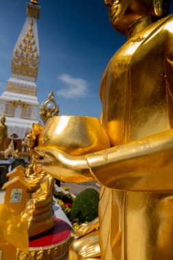 Phra That Phanom tapınağı, gösterişli Tayland mimarisi, kutsal tapınak sanatı ve ruhani miras.       