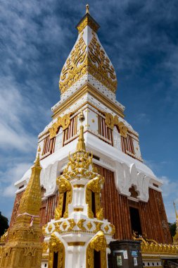 Phra That Phanom tapınağı, gösterişli Tayland mimarisi, kutsal tapınak sanatı ve ruhani miras.       