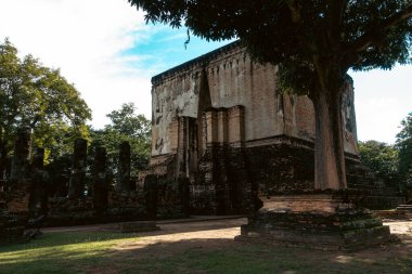 Muazzam Buda, Phra Atchana Wat Sri Chum Tapınağı 'ndaki Mara duruşu Sukhothai Tarihi Parkı' nda, antik sıva tuğla heykel, Tayland ve kültürel miras anıtı         
