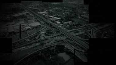 Birbirine dolanmış otoyol üstgeçitleri genişleyen bir şehir ulaşım ağı oluşturur.