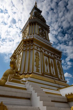 Phra That Phanom tapınağı, gösterişli Tayland mimarisi, kutsal tapınak sanatı ve ruhani miras.       