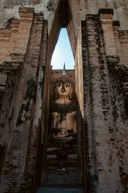 Muazzam Buda, Phra Atchana Wat Sri Chum Tapınağı 'ndaki Mara duruşu Sukhothai Tarihi Parkı' nda, antik sıva tuğla heykel, Tayland ve kültürel miras anıtı         