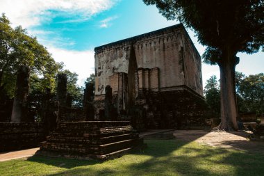 Muazzam Buda, Phra Atchana Wat Sri Chum Tapınağı 'ndaki Mara duruşu Sukhothai Tarihi Parkı' nda, antik sıva tuğla heykel, Tayland ve kültürel miras anıtı         