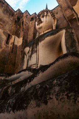 Muazzam Buda, Phra Atchana Wat Sri Chum Tapınağı 'ndaki Mara duruşu Sukhothai Tarihi Parkı' nda, antik sıva tuğla heykel, Tayland ve kültürel miras anıtı         