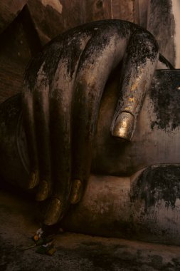 Muazzam Buda, Phra Atchana Wat Sri Chum Tapınağı 'ndaki Mara duruşu Sukhothai Tarihi Parkı' nda, antik sıva tuğla heykel, Tayland ve kültürel miras anıtı         