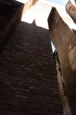 Muazzam Buda, Phra Atchana Wat Sri Chum Tapınağı 'ndaki Mara duruşu Sukhothai Tarihi Parkı' nda, antik sıva tuğla heykel, Tayland ve kültürel miras anıtı         