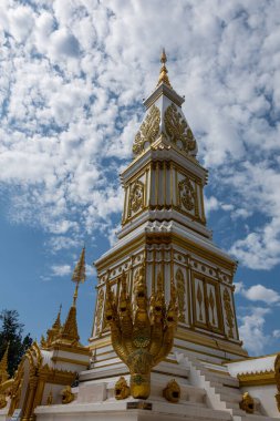 Mavi gökyüzüne karşı altın tapınak yapısı