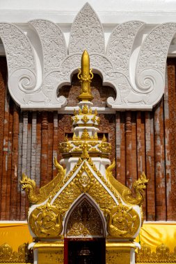 Phra That Phanom, altın oymaları ve beyaz mimarisi olan ikonik Budist ahmak, parlak mavi gökyüzüne karşı yükseliyor. Kutsal Tayland tapınağı simgesi, zengin kültür mirası ve ruhsal atmosfer