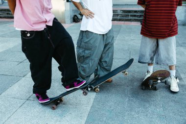 Caddede duran üç genç patencinin detaylı çekimi.