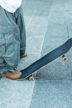 Şehir sokağına ayak basan genç patencinin yakın çekimi