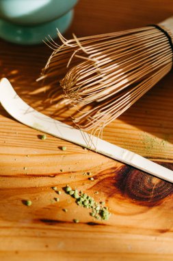 Bambu şasesi ve kibrit taneleri doğal ışıkta ağaçta.