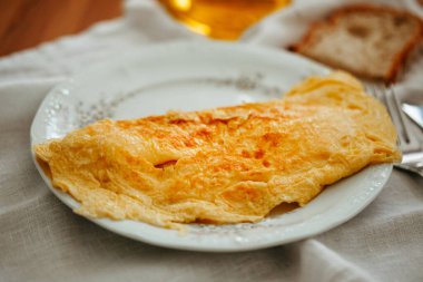 Tabağında peynir olan ev yapımı sağlıklı bir omletin detaylı görüntüsü
