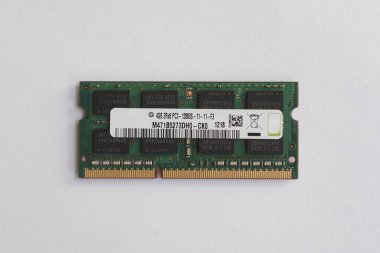 DDR3 Bellek Çubuğu 'nun Üst Görünüm Düz Yatağı bir bilgisayar bellek modülünün doğrudan görünümü. Temiz beyaz bir yüzey üzerinde Samsung çipleri, ürün etiketi ve devre düzenini açıkça gösterir.
