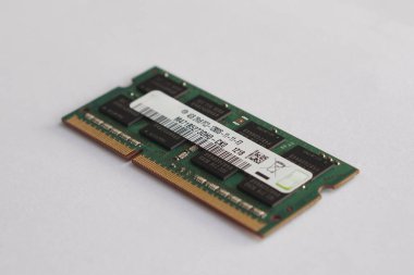 Beyaz arka planda izole edilmiş 4GB DDR3 bellek çubuğu. E-ticaret listeleri, teknik diyagramlar veya donanım eğitim içeriği için mükemmel.