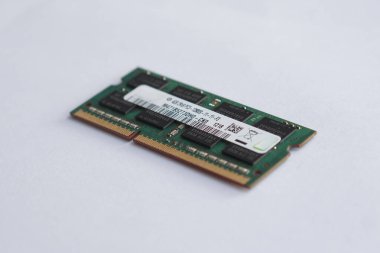4GB PC3-12800S laptop bellek modülünün görüntüsü beyaza izole edildi. Ürün katalogları ve donanım uyumluluk kılavuzları için ideal.