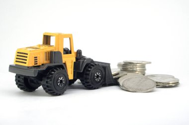 Sarı Oyuncak Yükleyici Endonezya Bozukluklarını Beyaz Arkaplanda Basıyor, İnşaat Bütçesi Kavramı, Ağır Endüstri Yatırımı ve Mali Büyüme