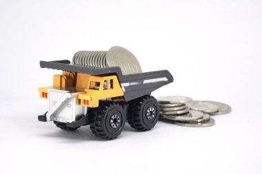 Sarı Oyuncak Yükleyici Endonezya Bozukluklarını Beyaz Arkaplanda Basıyor, İnşaat Bütçesi Kavramı, Ağır Endüstri Yatırımı ve Mali Büyüme