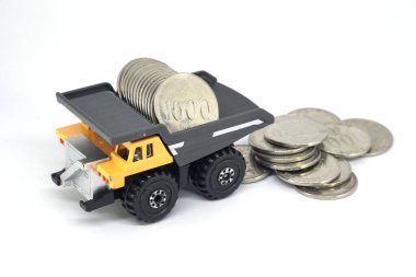 Sarı Oyuncak Yükleyici Endonezya Bozukluklarını Beyaz Arkaplanda Basıyor, İnşaat Bütçesi Kavramı, Ağır Endüstri Yatırımı ve Mali Büyüme