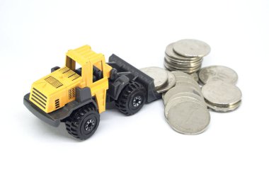 Sarı Oyuncak Yükleyici Endonezya Bozukluklarını Beyaz Arkaplanda Basıyor, İnşaat Bütçesi Kavramı, Ağır Endüstri Yatırımı ve Mali Büyüme