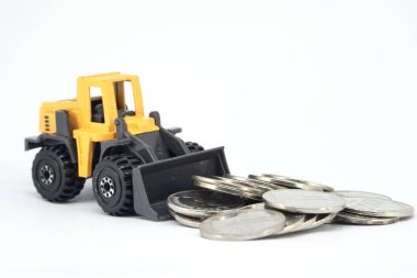 Sarı Oyuncak Yükleyici Endonezya Bozukluklarını Beyaz Arkaplanda Basıyor, İnşaat Bütçesi Kavramı, Ağır Endüstri Yatırımı ve Mali Büyüme