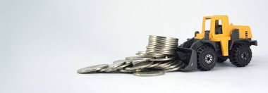 Kazıcılı metal para yığını ve beyaz arka planda yığınla para, iş konsepti