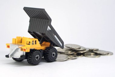 Yığılmış ahşap paletleri olan küçük kırmızı forklift modeli. Temiz ve çok yönlü planlar için beyaz üzerine izole edilmiş.