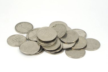 Beyaz arkaplanda izole edilmiş gümüş para yığını
