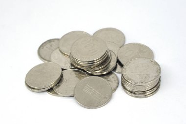 İzole edilmiş beyaz arkaplanda paralar