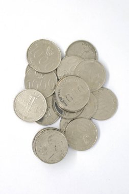 Beyaz arka planda bozuk paralar. Beyaz arkaplanda bir yığın madeni paranın yakın çekim görüntüsü.