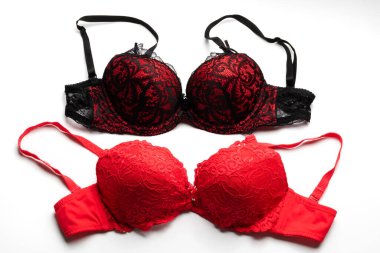 Seksi sutyen. Kadın iç çamaşırı. Beyaz arka planda dantelli kırmızı sutyenler