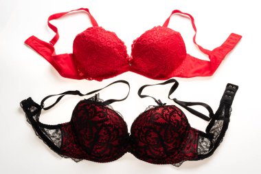 Kadın iç çamaşırı. Beyaz arka planda dantelli kırmızı sutyenler. Seksi sutyen.