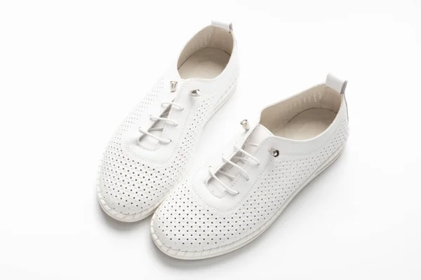 beyaz arka plan üzerinde beyaz spor ayakkabı