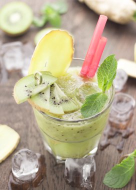 Kivi smoothie ahşap arka plan üzerinde.