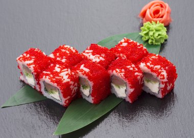 Bambu yaprakları ile taze california.